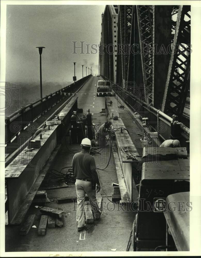 1987 Press Photo Randy Hall, foreman of Huey Long Bridge construction - Historic Images