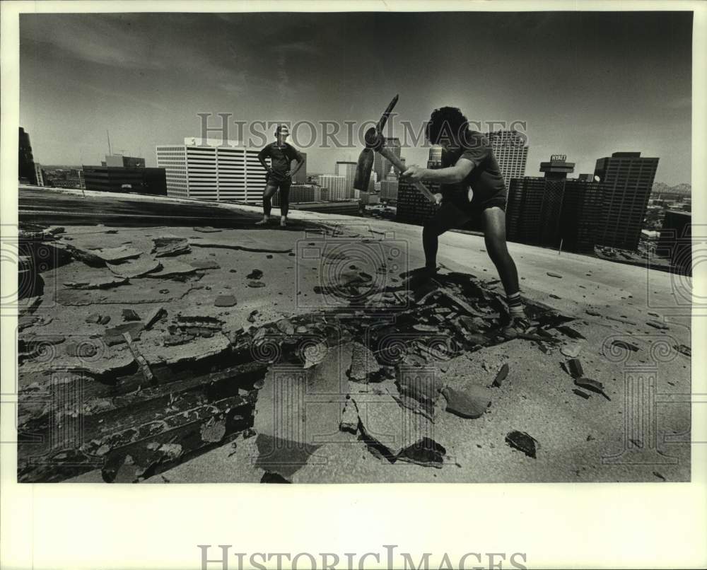 1987 Press Photo Workmen repairing the roof of the Louisiana Superdome - Historic Images