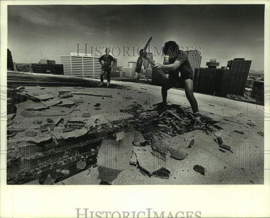 1987 Press Photo Workmen repairing the roof of the Louisiana Superdome - Historic Images