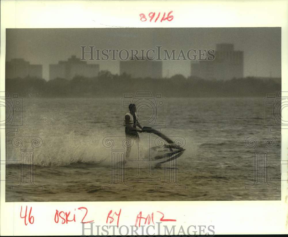 1987 Press Photo Mike Leman, jet skiing -Breakwater Drive at Lake Pontchartrain - Historic Images