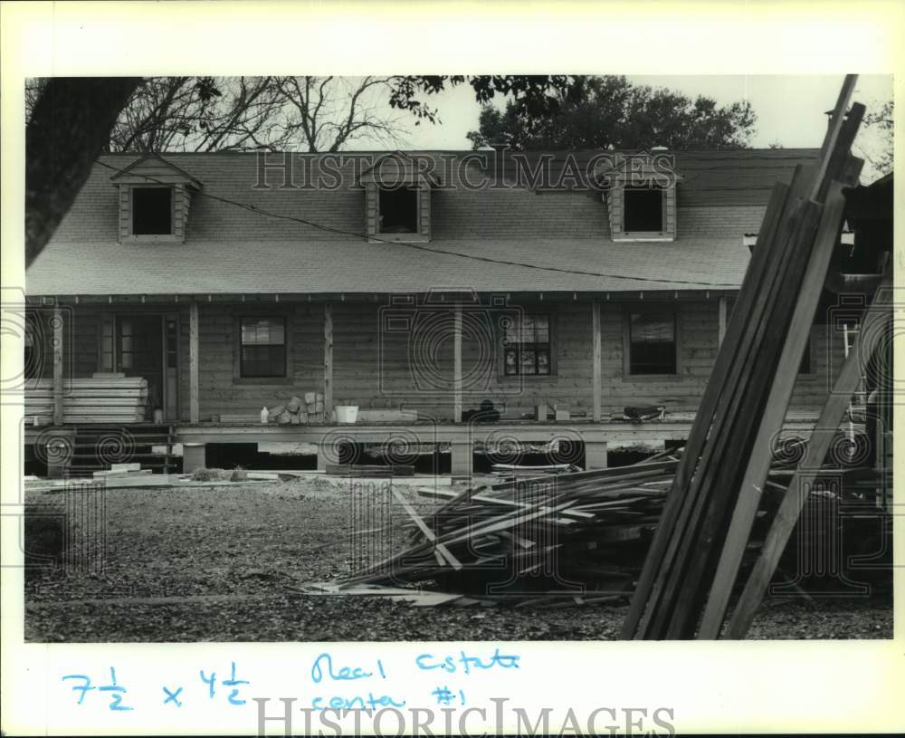 1990 Press Photo Exterior view of John and Barbara LeMeur&#39;s Log Cabin - Historic Images