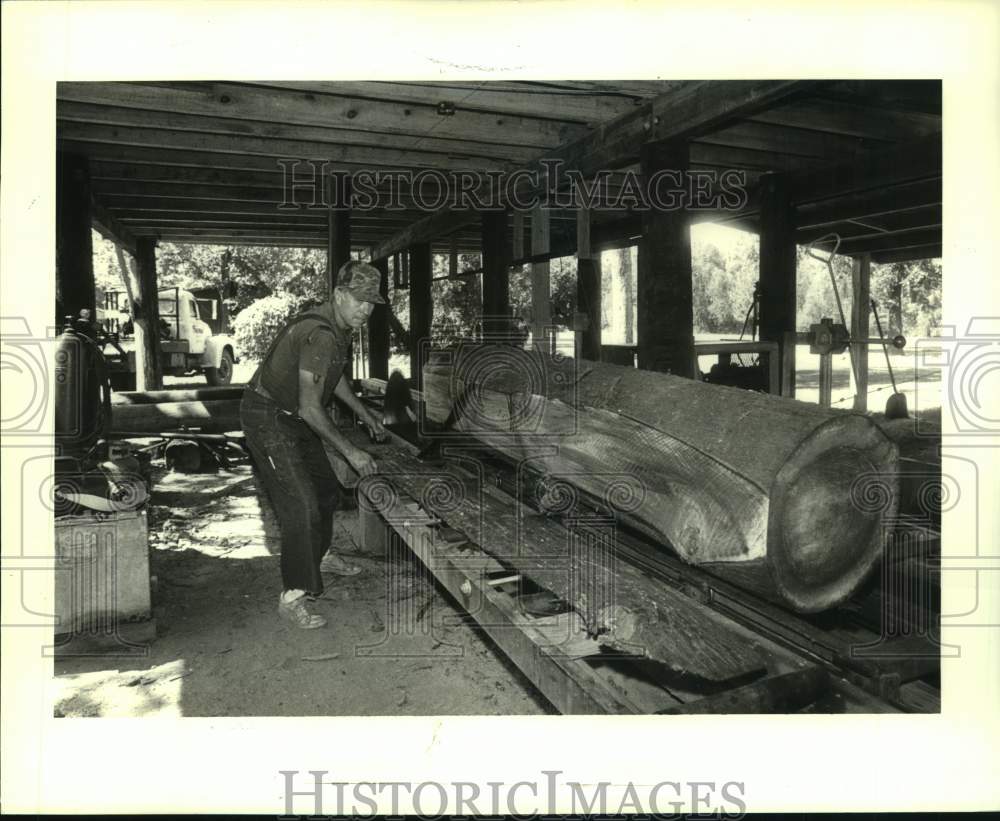 1987 Press Photo John LeMeur cutting a 1500 log in his Hallelujah Sawmill - Historic Images