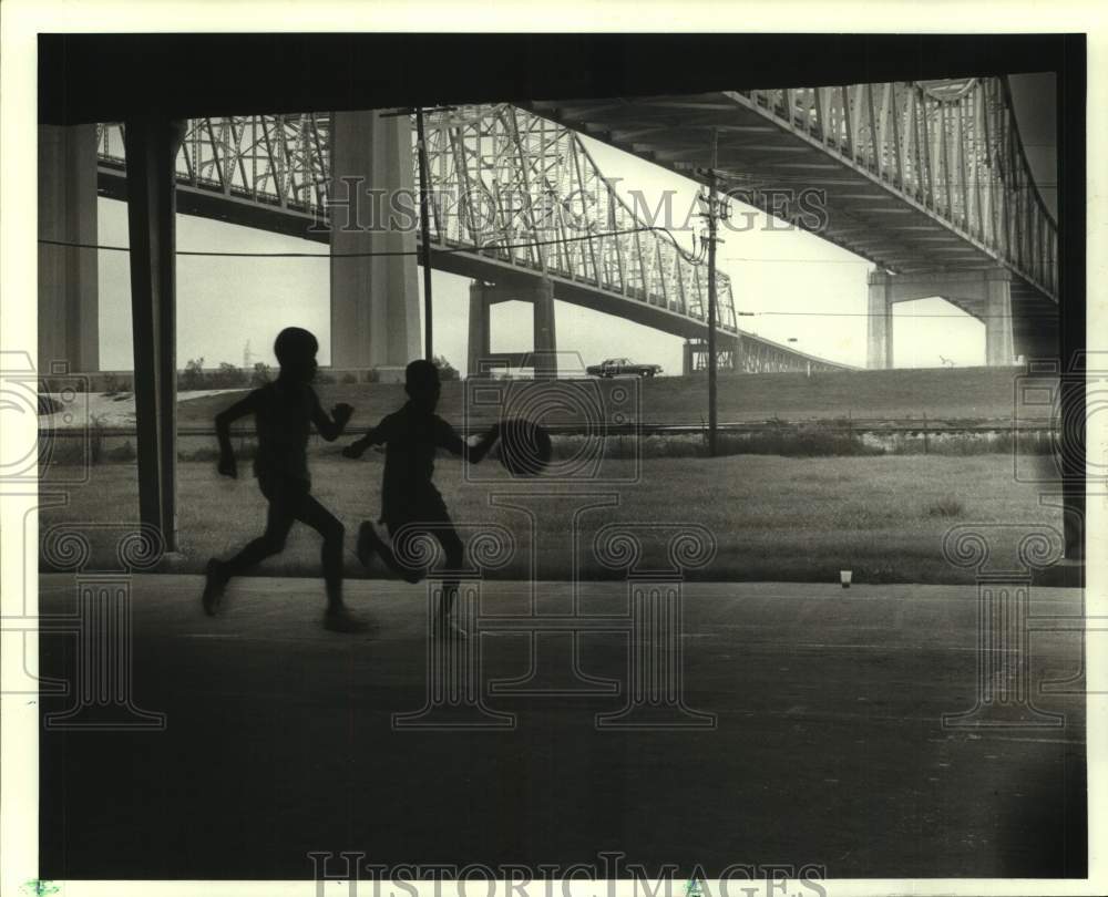 1988 Press Photo Deon &amp; Leon Ricks playing basketball at the McDonogh Playground - Historic Images