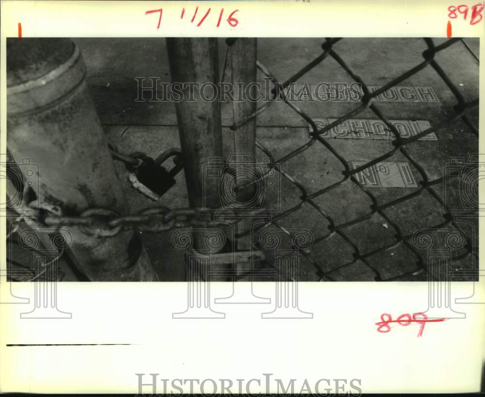 1988 Press Photo The padlocked gate of the McDonogh School No. 1 - Historic Images