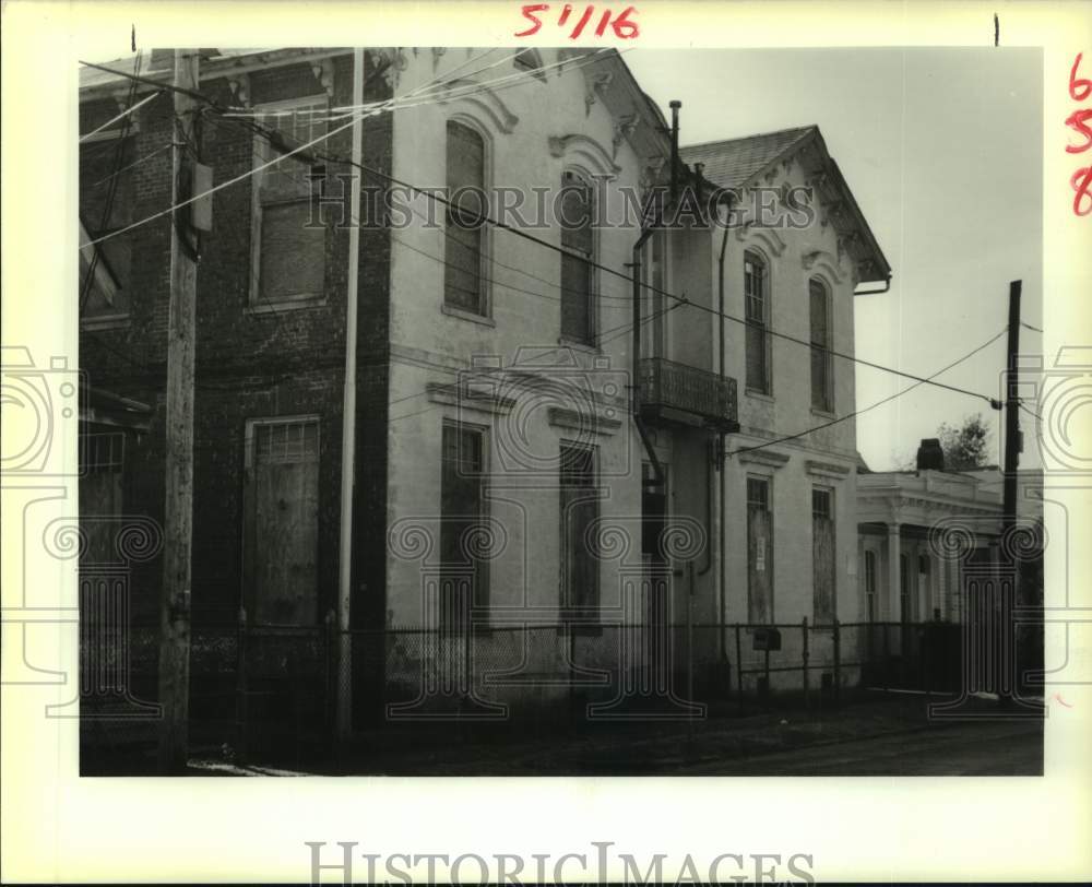 1988 Press Photo The closed and padlocked gates of McDonogh No. 1 School - Historic Images