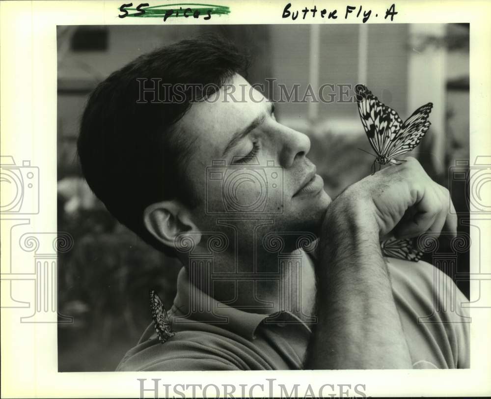 1995 Press Photo Butterfly curator Zack Lemann holds a butterfly on his shoulder - Historic Images