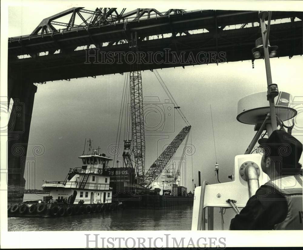 1987 Press Photo Crane barge pushed by tugboat, Collision- Huey P. Long Bridge - Historic Images