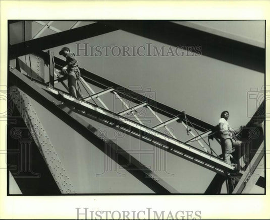 1990 Press Photo Jerry MIles and Harold Sims working on the Huey P. Long Bridge - Historic Images