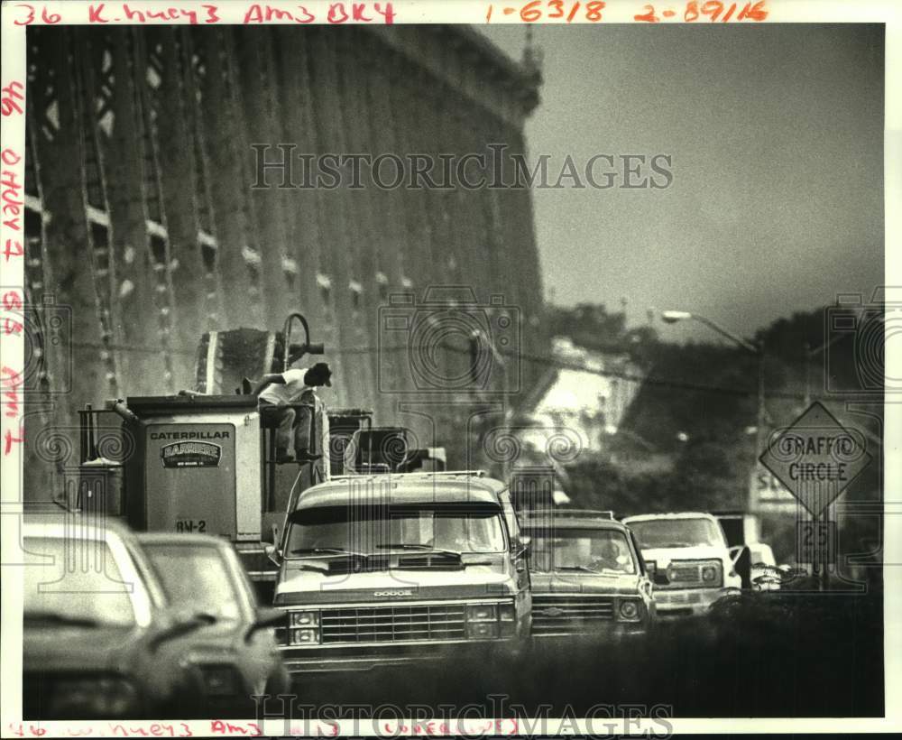 1997 Press Photo Asphalt operation along Traffic Circle causing traffic in area - Historic Images