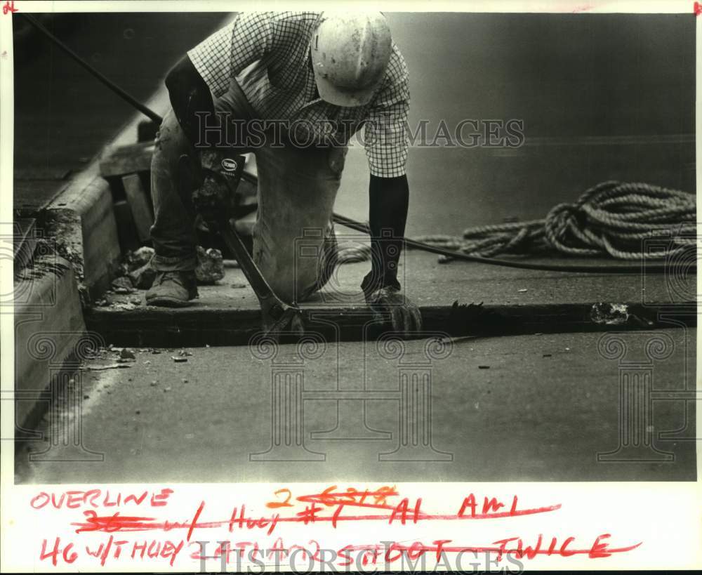 1987 Press Photo James McCoy working on damaged section of Huey P. Long Bridge - Historic Images