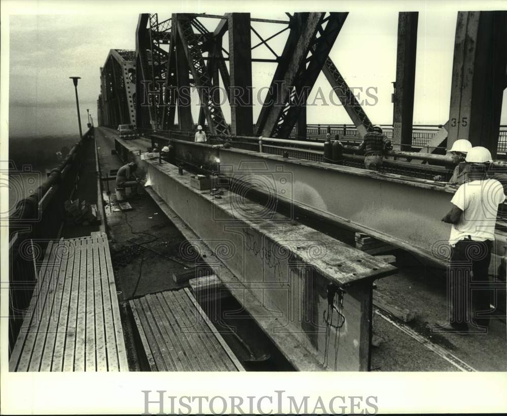 1987 Press Photo Workers work on the two support beams on Huey P. Long Bridge - Historic Images