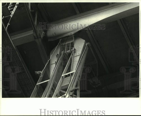 1987 Press Photo A close-up of the bent beam under the Huey P. Long Bridge - Historic Images