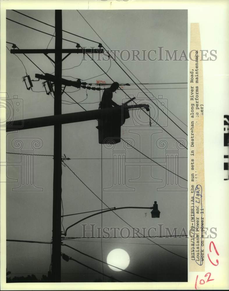 1989 Press Photo Louisiana Power and Light performs maintenance on a power line. - Historic Images