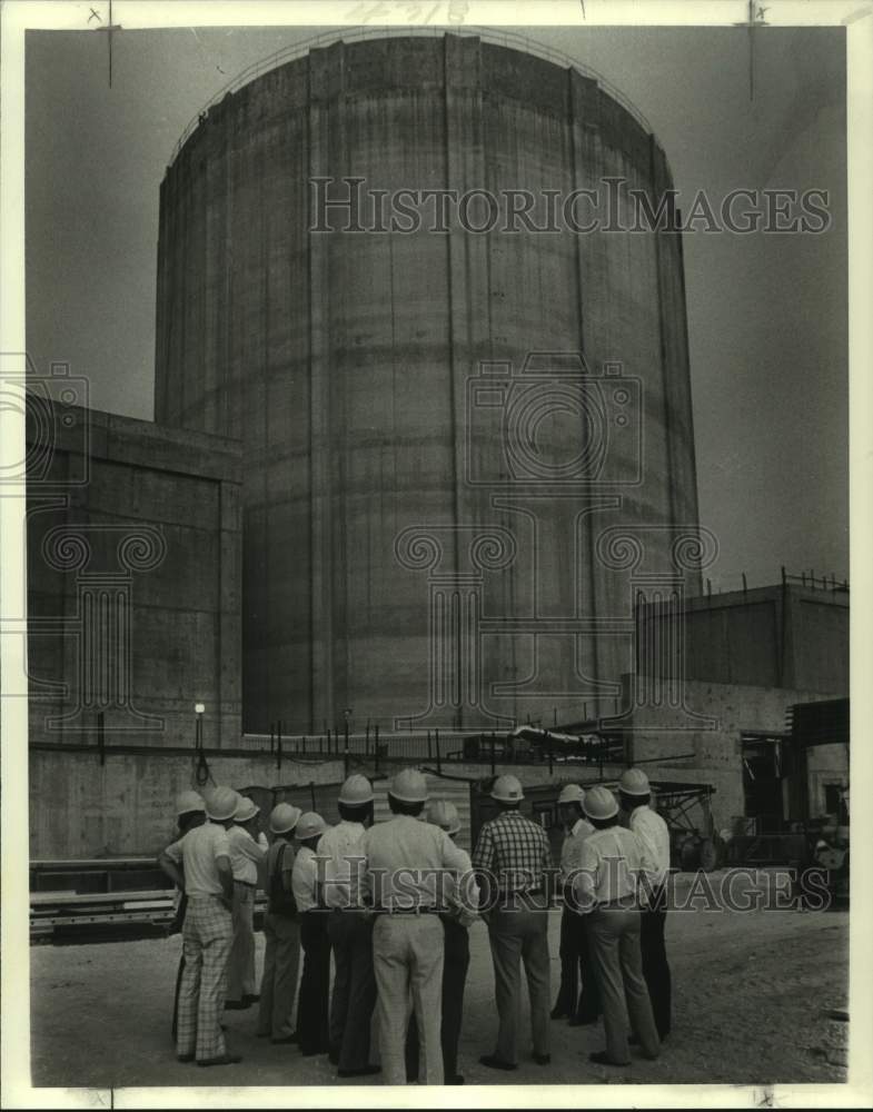 1988 Press Photo Workers in front of the nuclear reactor building of Waterford 2 - Historic Images