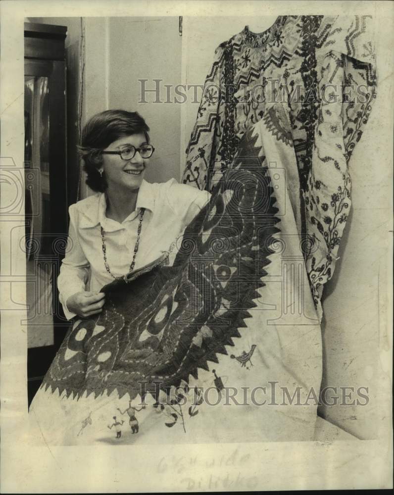 1976 Press Photo Lucy Leonowens shows some Indian textiles from Guatemala- Historic Images