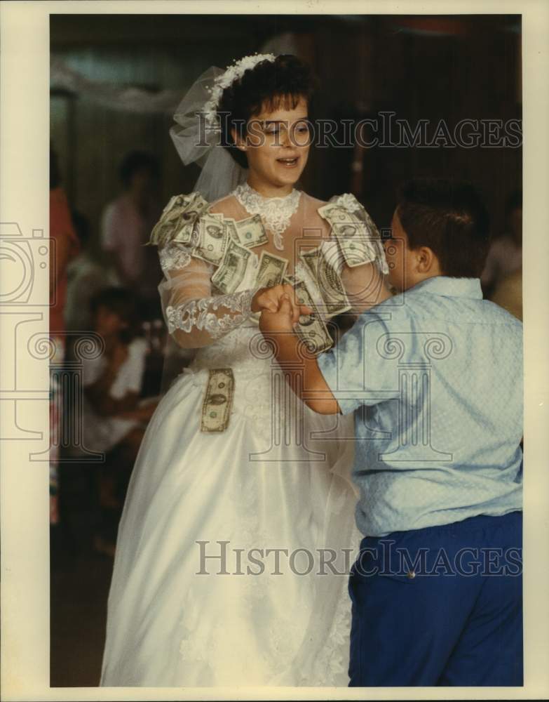 1988 Press Photo Tara Leonard dances with a relative during wedding reception - Historic Images