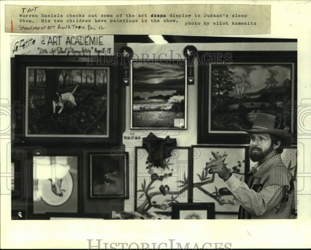 1980 Warren Daniels looks over exhibit in Judsan&#39;s Sleep Shop - Historic Images