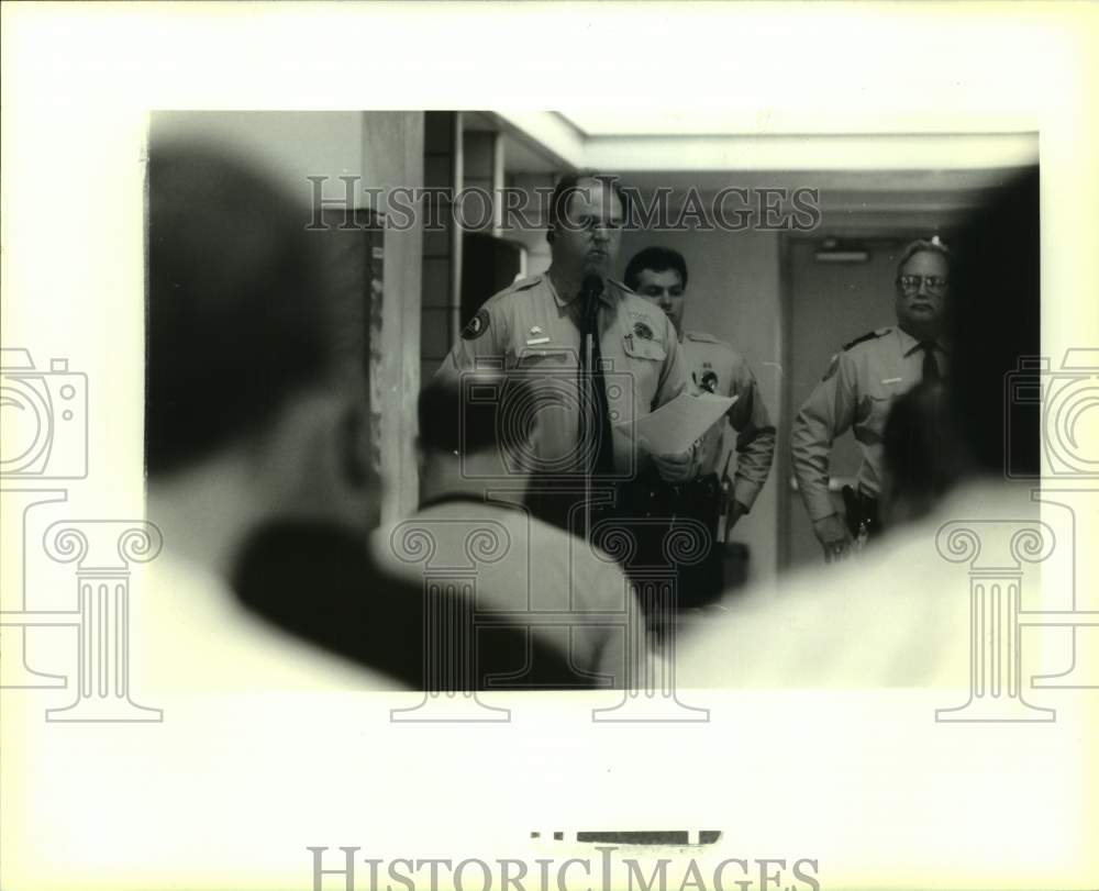 1995 Press Photo Officer Gary LeRouge holds Algiers Neighborhood Watch program - Historic Images