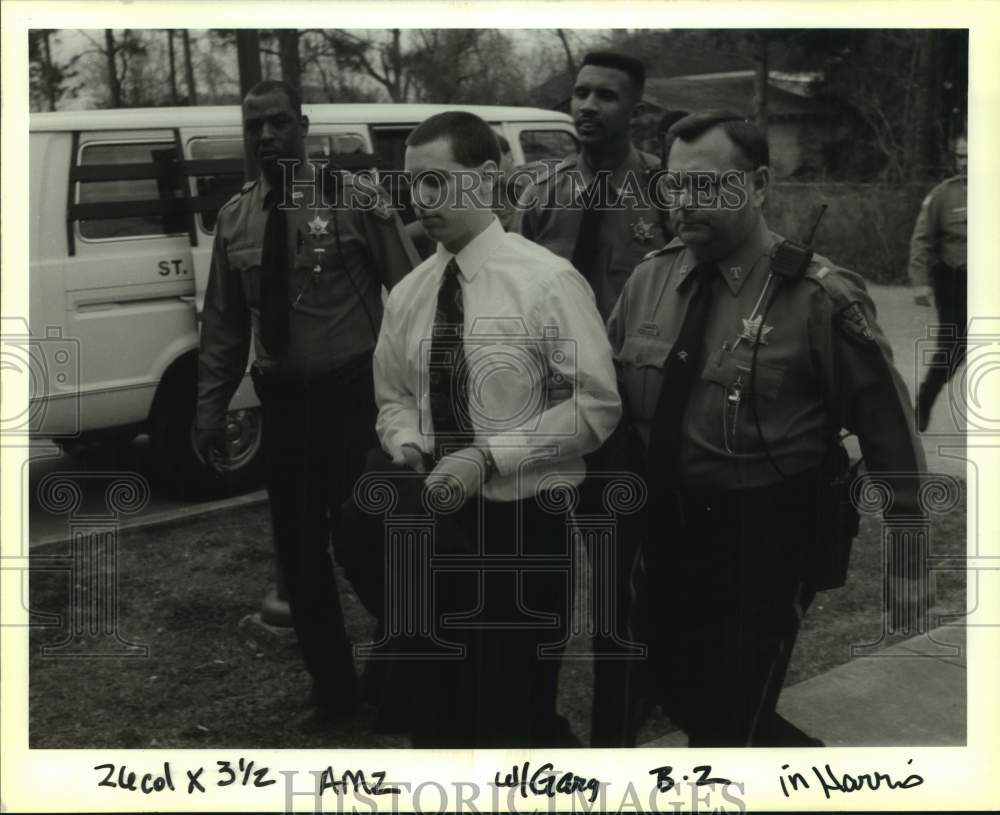 1993 Press Photo Gary Leroux escorted to St. John Parish court house in Edgard - Historic Images