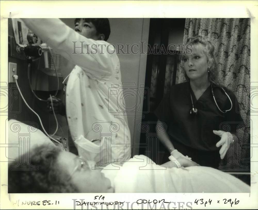 1994 Press Photo Temp nurse Lisa Leonard assisting patient, Rena Simoneaux - Historic Images