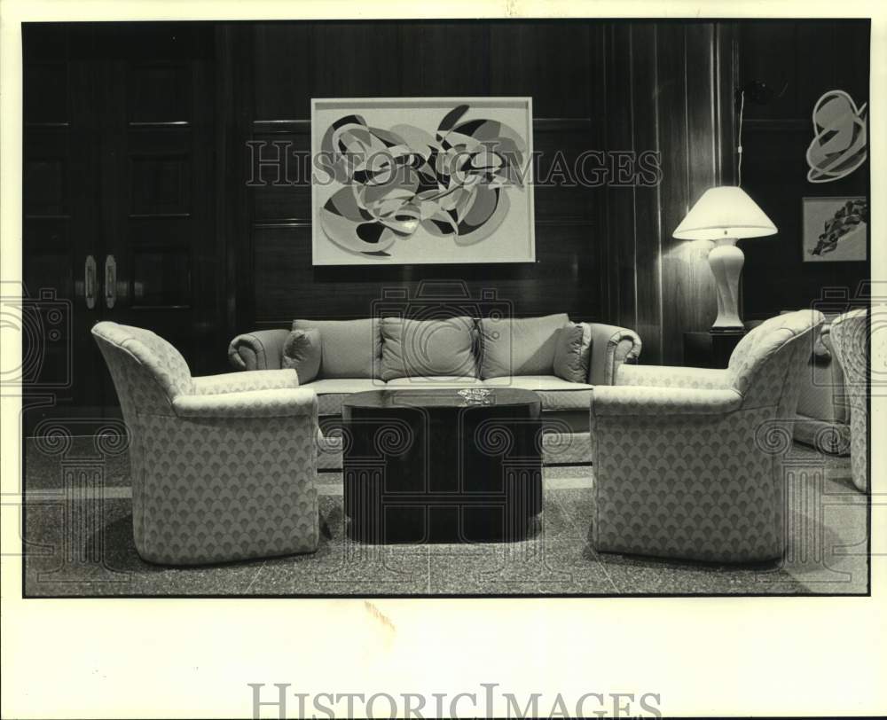 1986 Press Photo Stella Farwell Leonard painting in International House Lobby - Historic Images