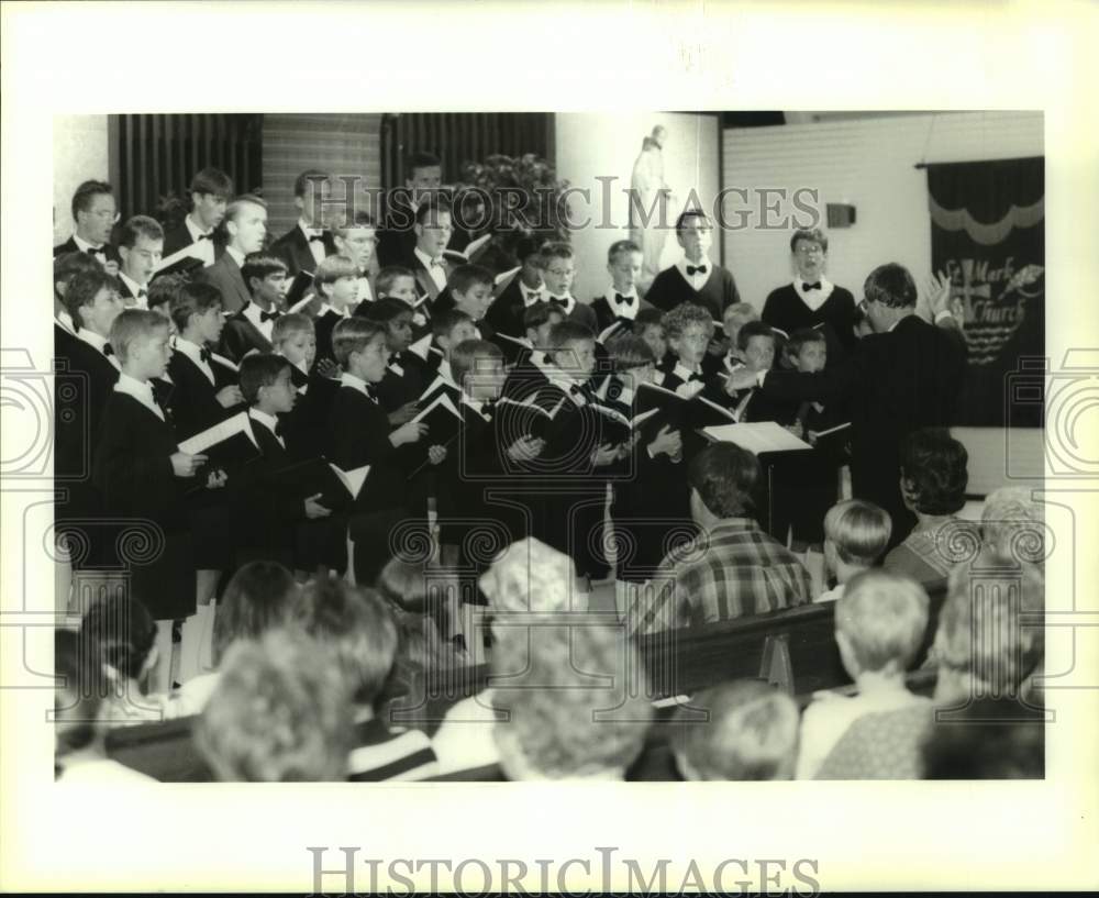 1995 Press Photo Les Petits Chanteurs du Comte&#39;s de Flandre Choir at St. Mark - Historic Images