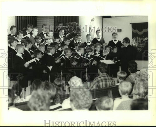 1995 Press Photo Les Petits Chanteurs du Comte's de Flandre Choir at St. Mark - Historic Images