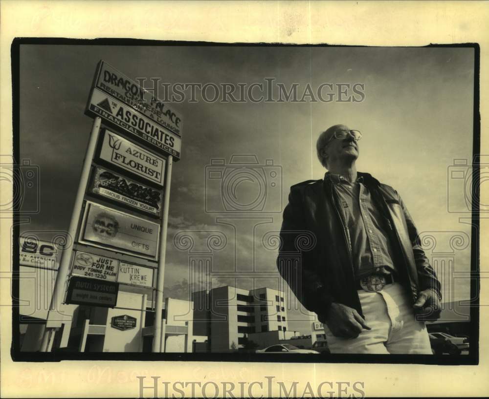 1992 Press Photo Dave Lester, in front of mall he bought in Eastern New Orleans - Historic Images