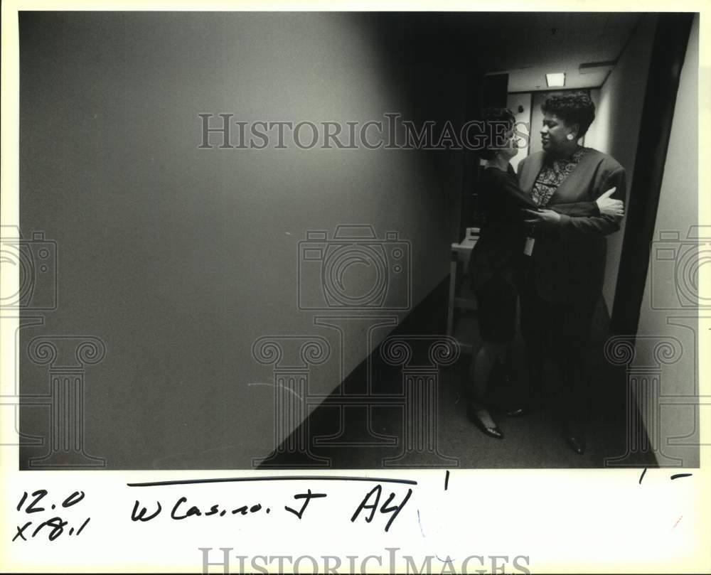 1995 Press Photo Casino board employees Sandra Moran &amp; Selarstean Mitchell - Historic Images