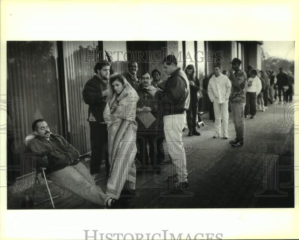 1994 Press Photo People lined up at Harvey DMV to get revoked driver licenses - Historic Images