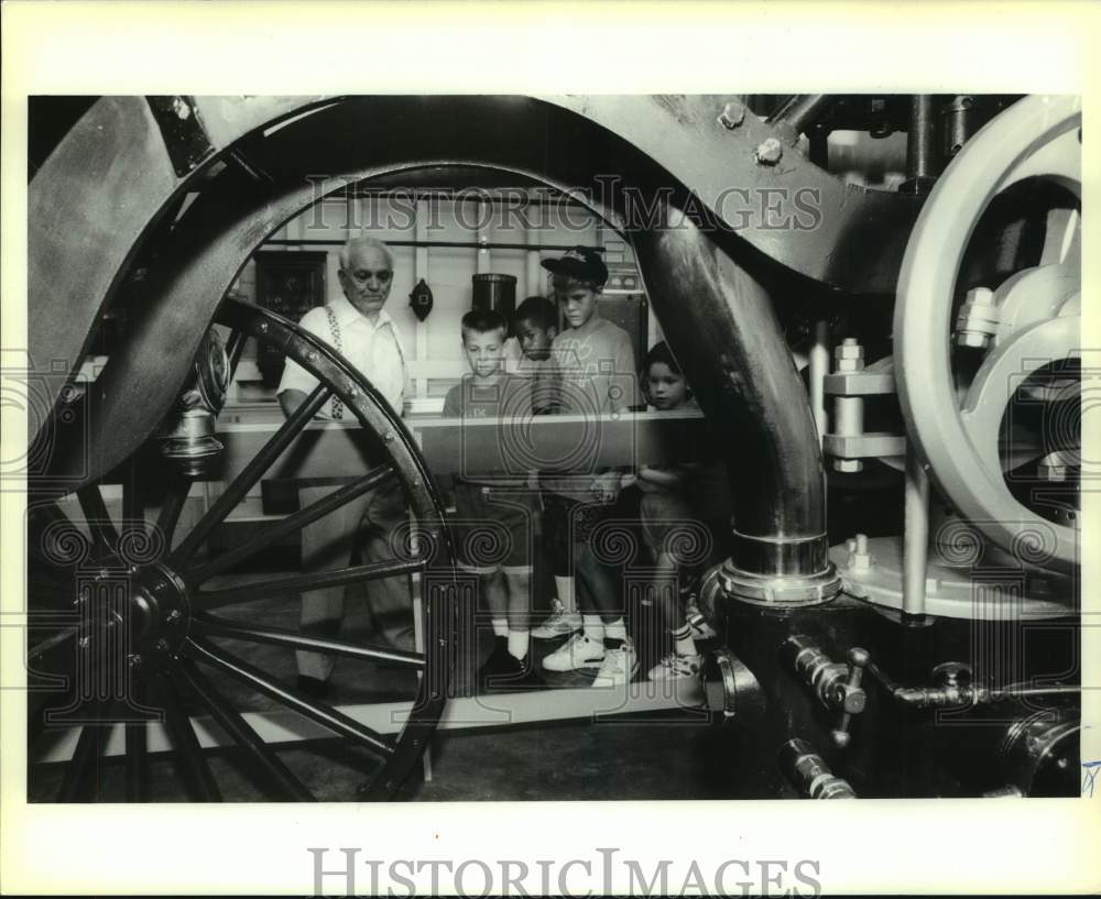 1990 Press Photo Lloyd Gomez at &quot;Kids Camp&quot;- Louisiana Fire Museum in Gretna - Historic Images