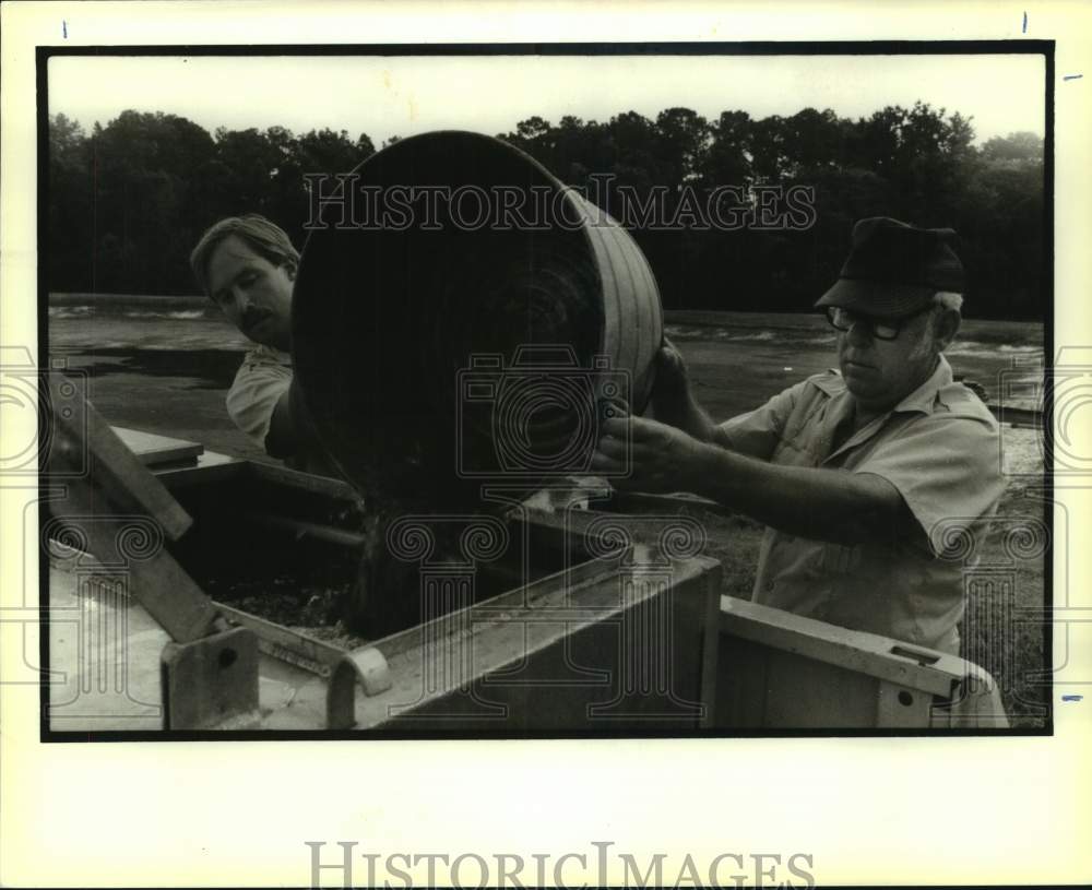 1989 Press Photo Mark Lawson &amp; Robert Hudson- Louisiana Fish Hatchery in Lacombe - Historic Images