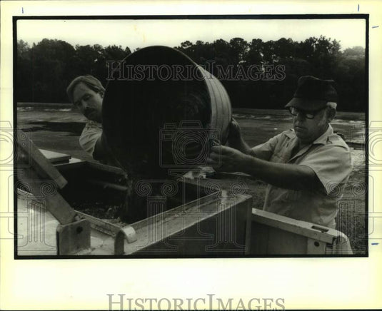 1989 Press Photo Mark Lawson & Robert Hudson- Louisiana Fish Hatchery in Lacombe - Historic Images