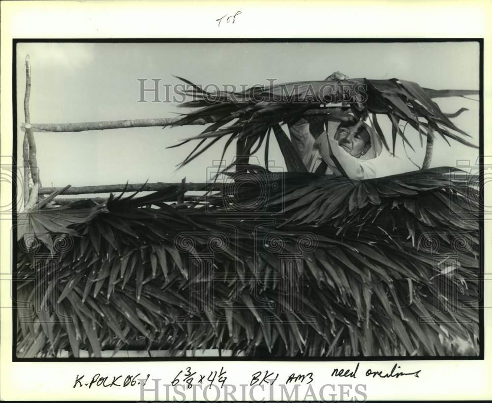 1990 Press Photo John Verret building a palmetto shed at Louisiana Folklife Fest - Historic Images