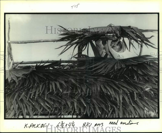 1990 Press Photo John Verret building a palmetto shed at Louisiana Folklife Fest - Historic Images