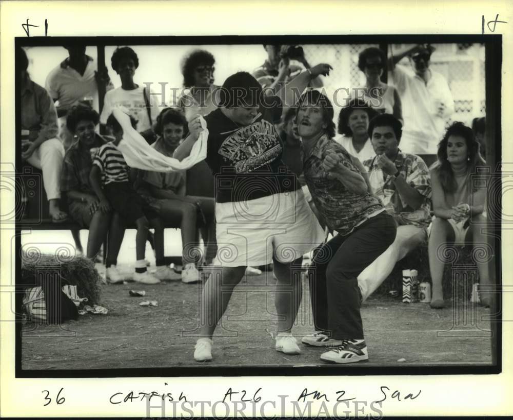 1989 Press Photo Catfish Festival patrons dance under the tent in Des Allemands - Historic Images