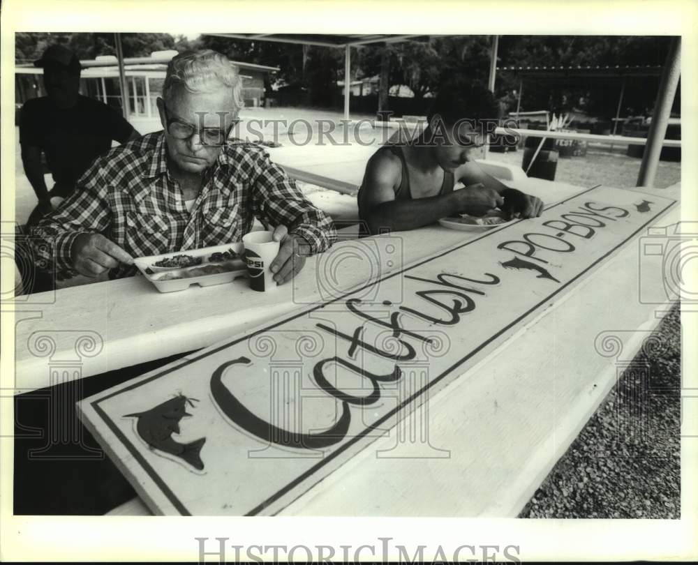 1989 Press Photo Louisiana Catfish Festival goers P.J. Rogers and Artie Hebert - Historic Images