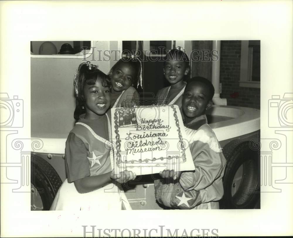 1993 Press Photo B. Nice and School Girls celebrate Children&#39;s Museum birthday - Historic Images