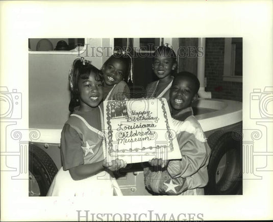 1993 Press Photo B. Nice and School Girls celebrate Children's Museum birthday - Historic Images