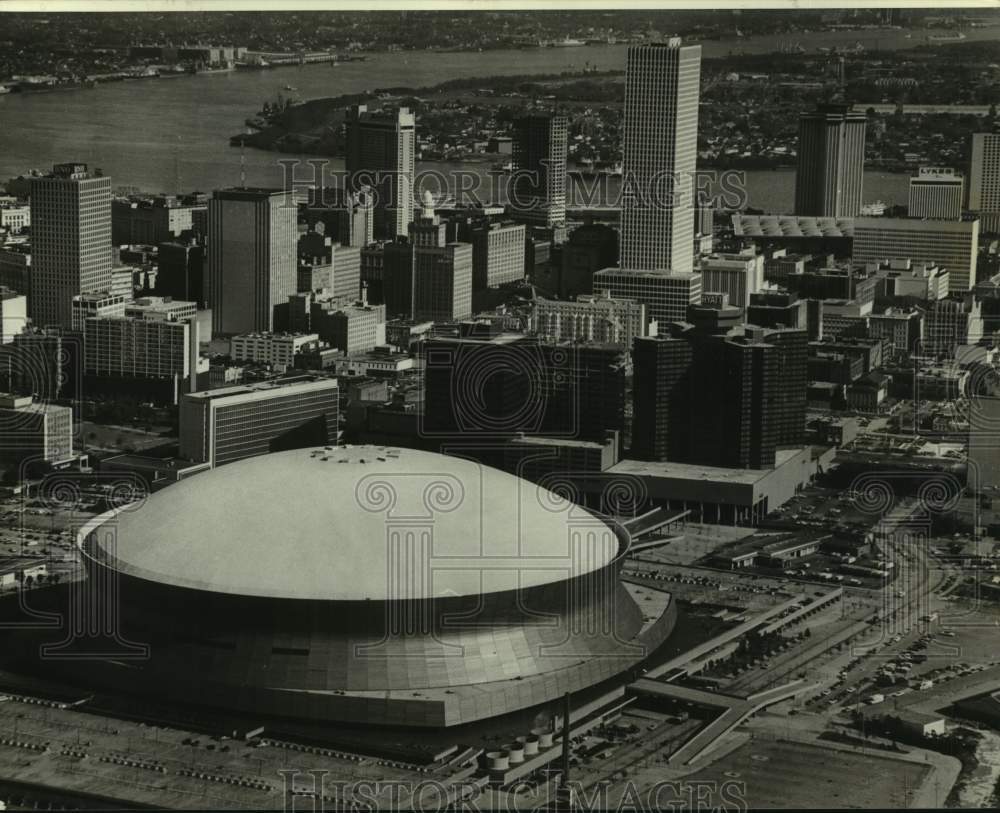 Press Photo Aerial view of the Louisiana Superdome and the New Orleans skyline. - Historic Images