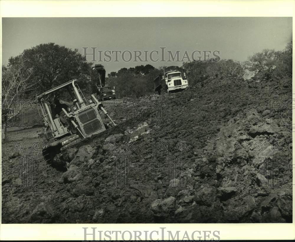 1986 Press Photo Workmen work on levee project on Lakeshore Drive - Historic Images