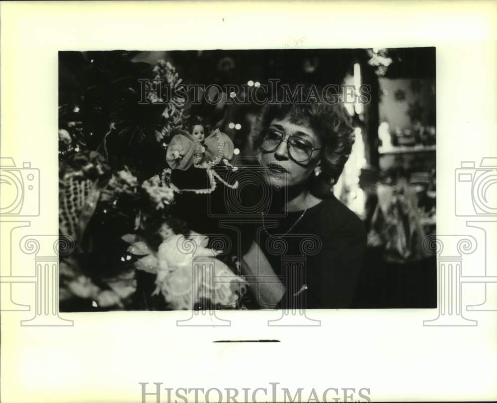 1988 Press Photo Nell Leveque owner of the Santa's Quarters specialty shop. - Historic Images