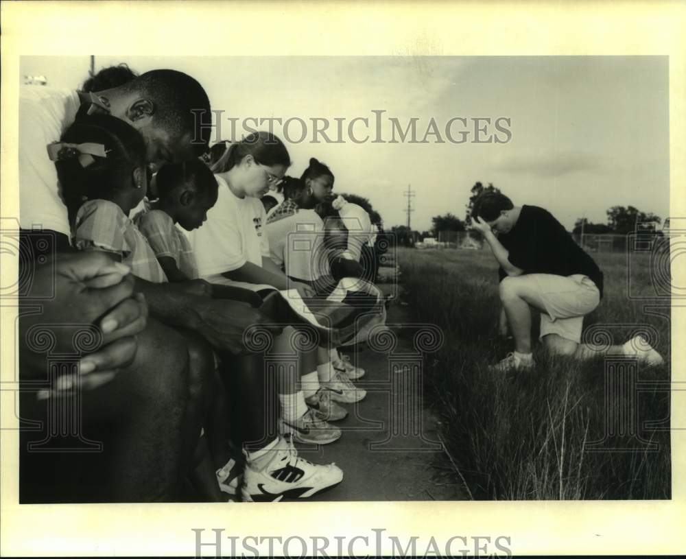 1995 Press Photo Founder of the Desire Street Ministries, Mo Everett prays here. - Historic Images