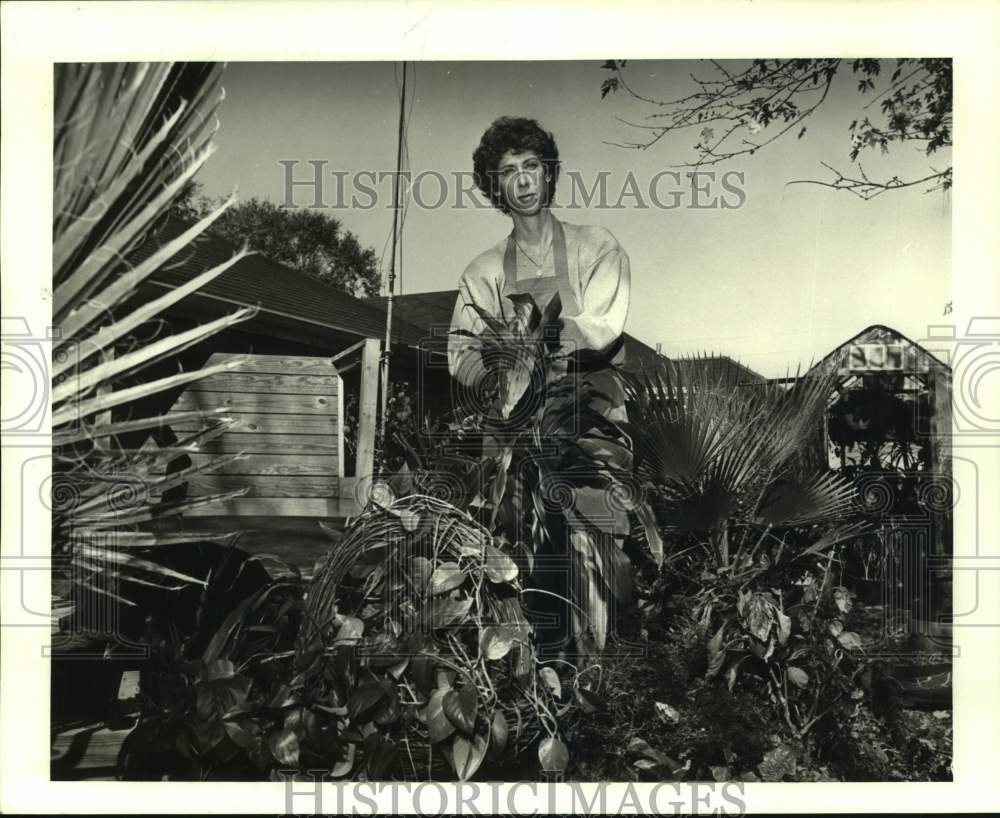 1988 Press Photo Plant Doctor, Benay Leslie takes care of plants in Metairie - Historic Images