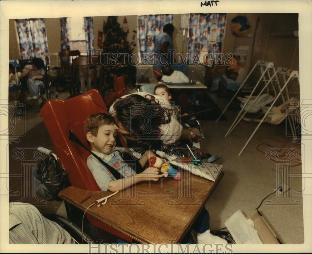 1988 Press Photo Houma Nursing Home-Margie Leslie kisses her son John Leslie - Historic Images