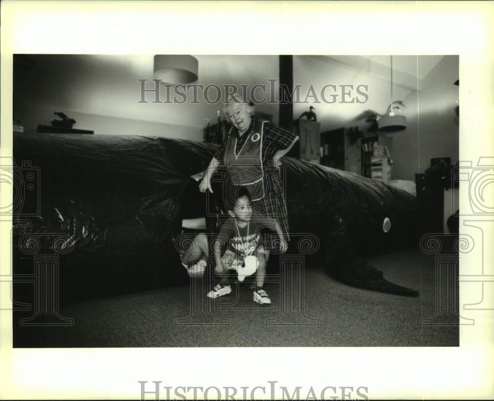 1994 Press Photo Casey Carroll in the whale theater of Louisiana Nature Center - Historic Images