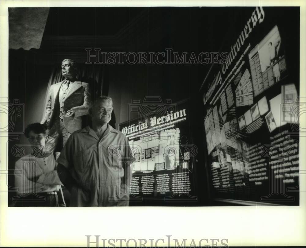 1994 Press Photo Tourists visit Huey Long Exhibit- Louisiana Old Capitol Museum - Historic Images