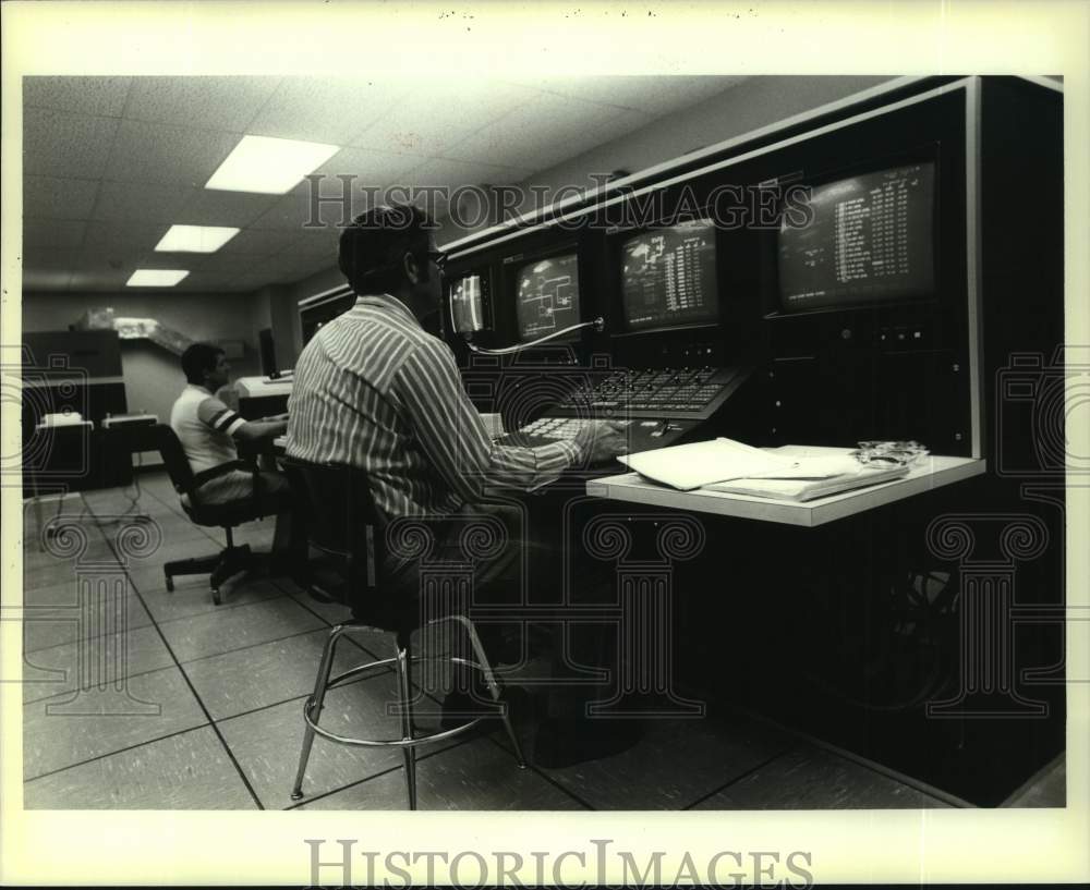 1987 Press Photo Louisiana Offshore Oil Port- supervisory control and monitoring - Historic Images