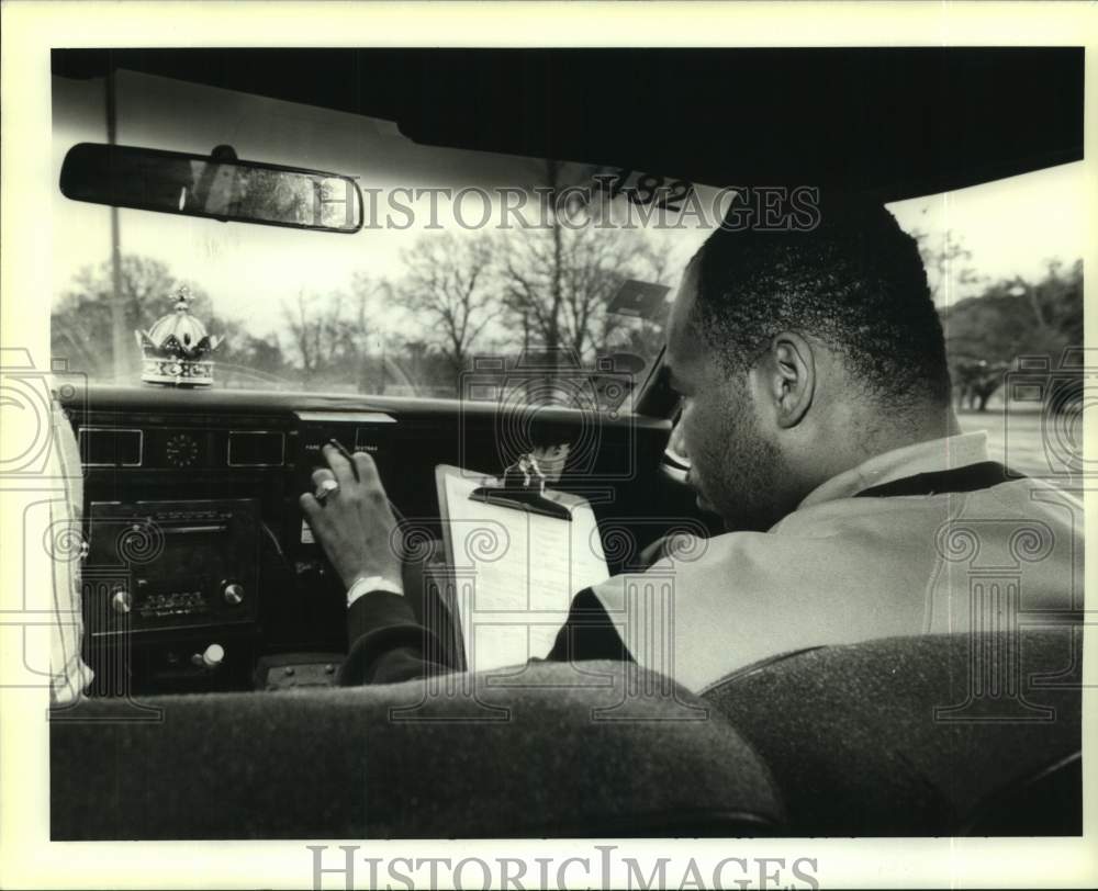 1995 Press Photo Isaiah Lawson of the Louisiana Division of Weights and Measures - Historic Images