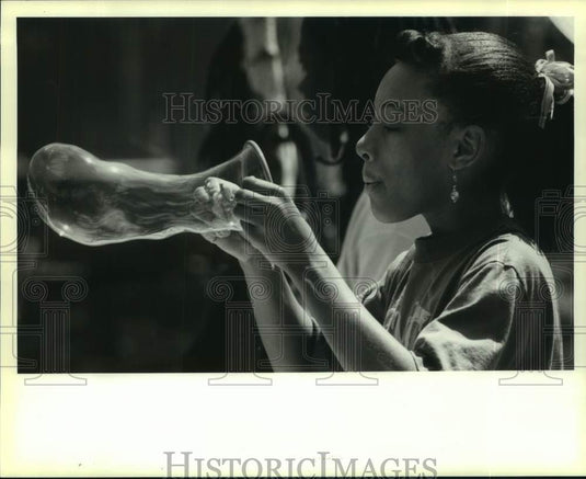 1993 Press Photo Kemberly Wilkerson blows bubbles at Louisiana Children's Museum - Historic Images